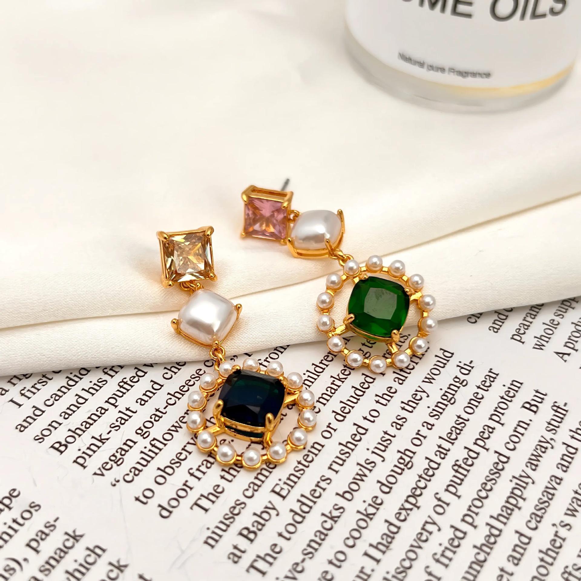 Элегантные асимметричные винтажные серьги-пусеты с цирконами и жемчугом