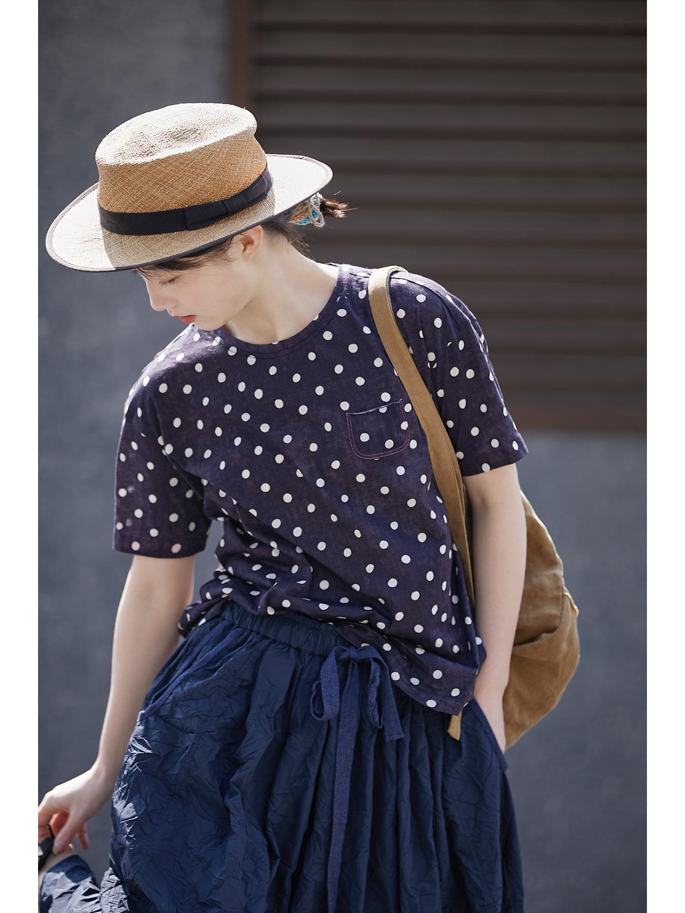 

Женская футболка с коротким рукавом из хлопкового трикотажа с художественным принтом в горошек и эффектом потертости Medium глубокий/тёмно-синий