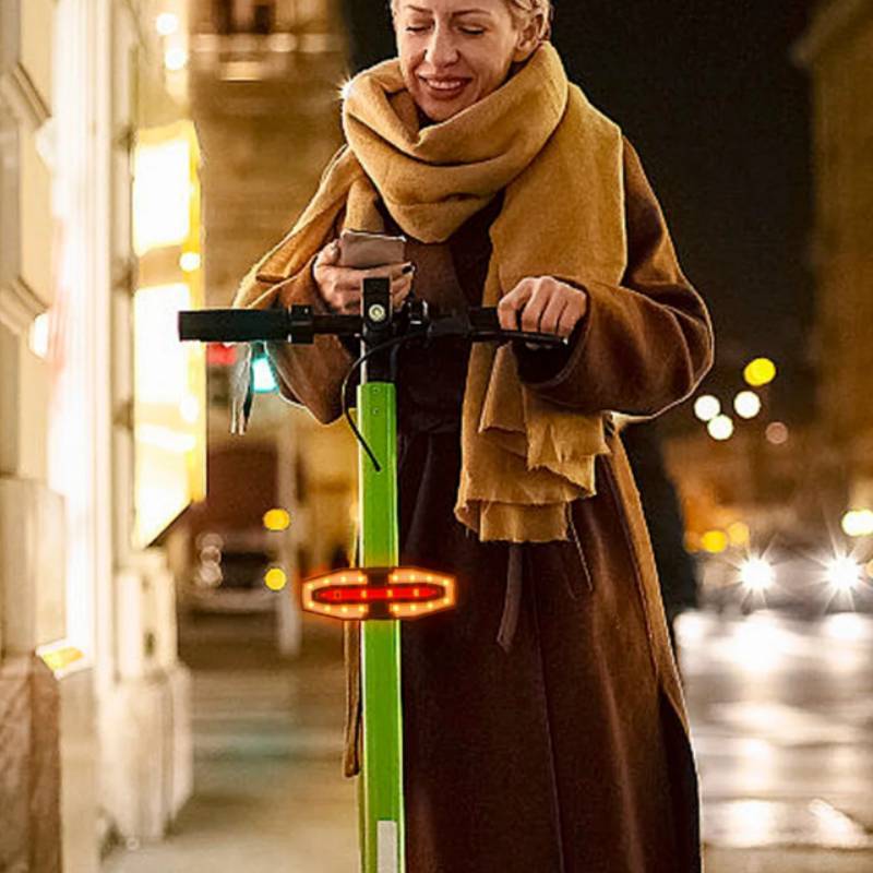 LED zadní světlo na kolo s dálkovým ovládáním, klaksonem a směrovkami pro noční jízdu