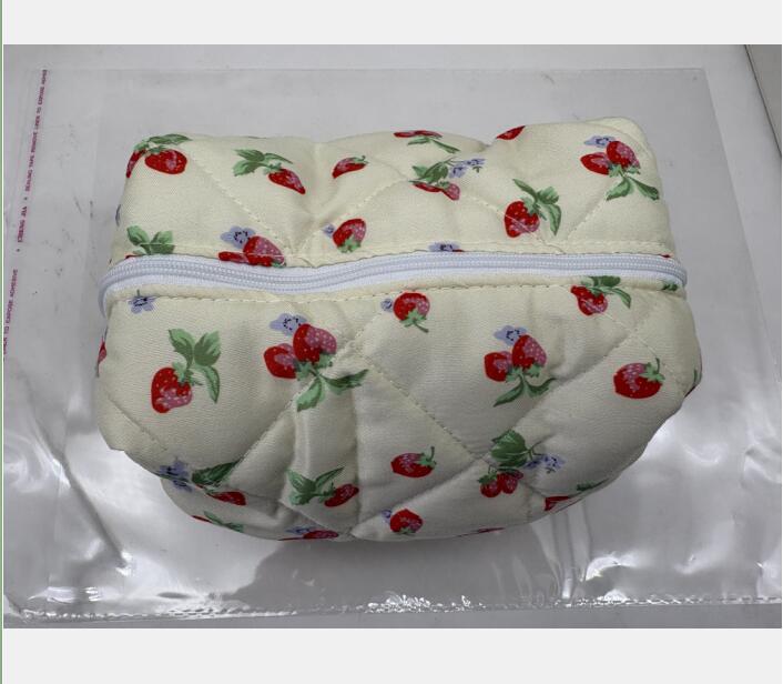 

1PC Floral Puffy Quilted Makeup Bag Cosmetic Pouch Flower Strawberry Printed Large Travel Cosmetic Storage Organizer Bag Purse 17.5x10.5x10CM