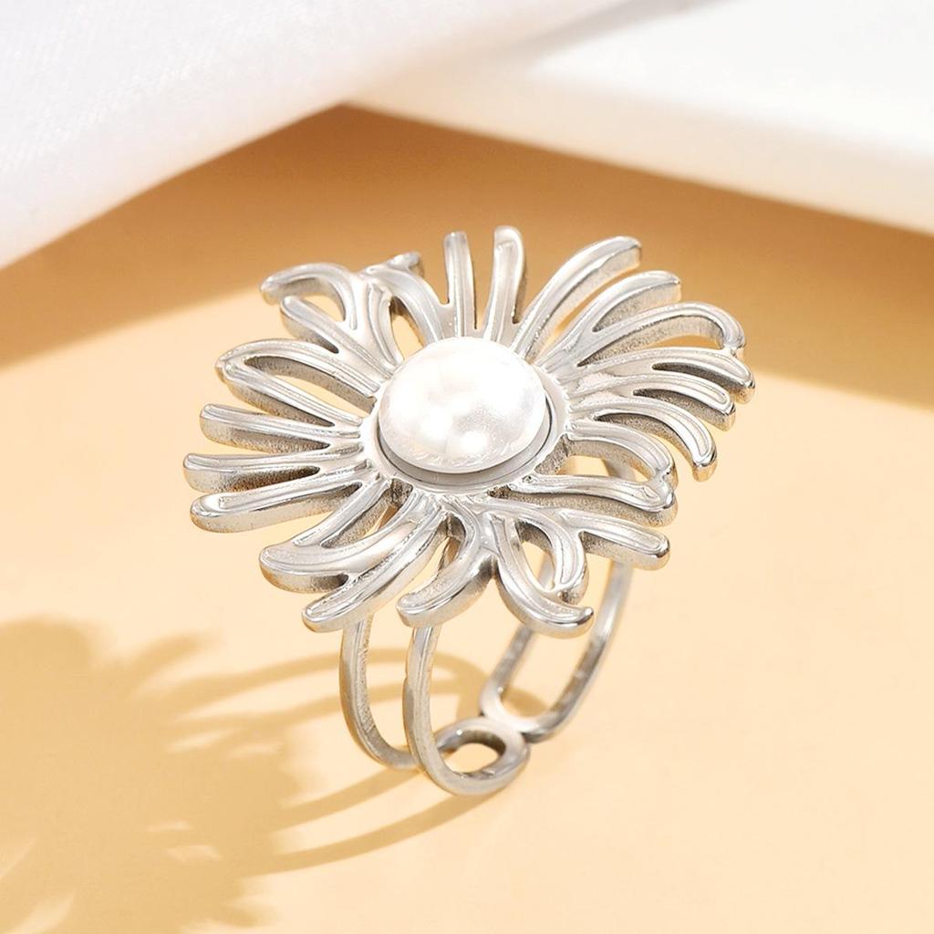 Exaggerated Retro Floral Faux Pearl Daisy Ring