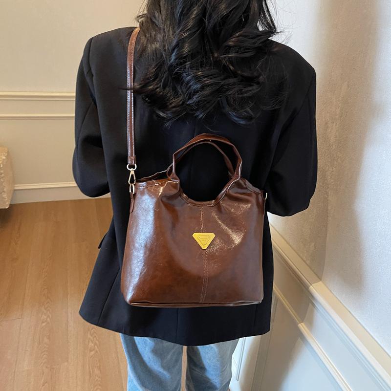 

Retro niche handbag, new oil wax leather, large-capacity shoulder bag, splicing slack messenger bag темно-коричневого