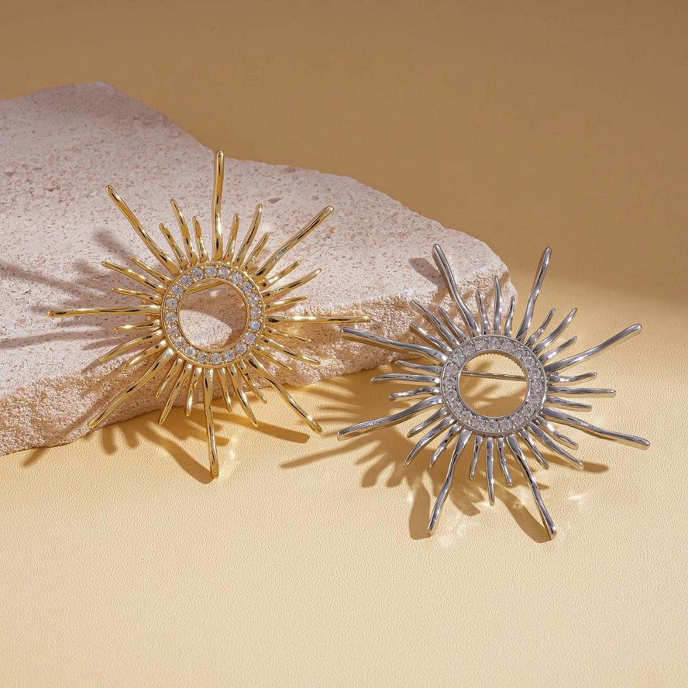 Vintage Long Hollow Sun Pin Banquet Metal Glossy Brooch Elegant Zircon Sun Brooch  Suit
