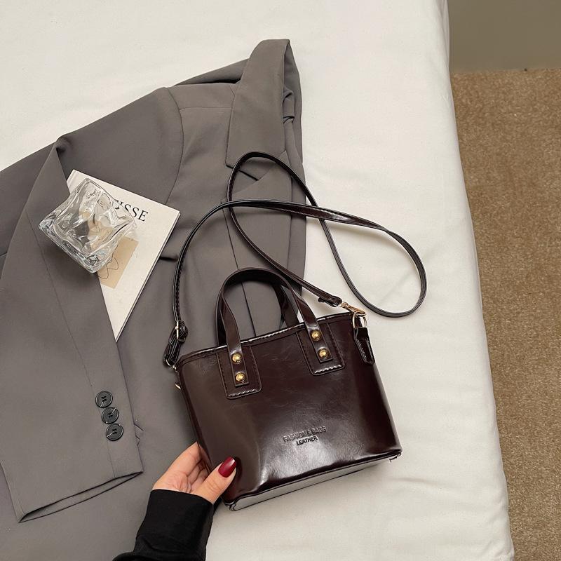 

Today, sweet girls carry messenger bags, small bucket bags, and new trendy and versatile small bags are popular. темно-коричневого кольору