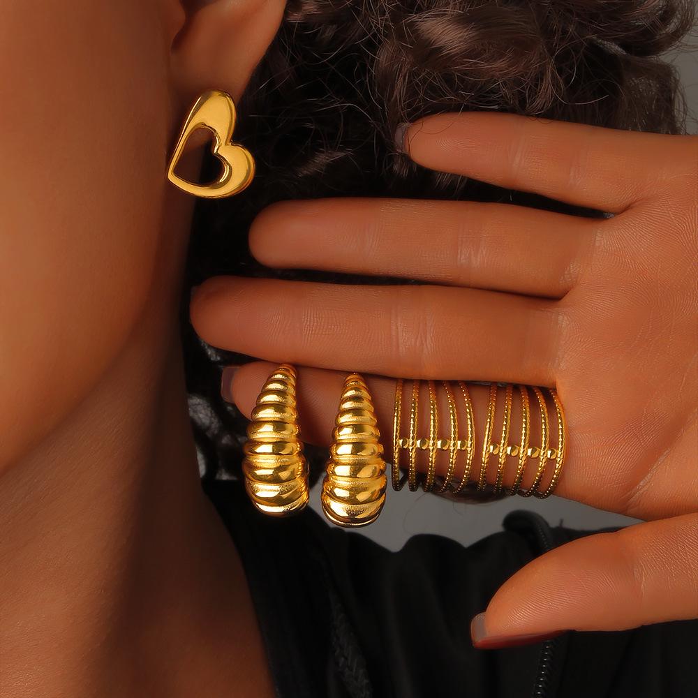 18K Gold Titanium Steel Ram Horn Heart C-Shape Earrings - Fashionable European & American Hollow Ear Studs