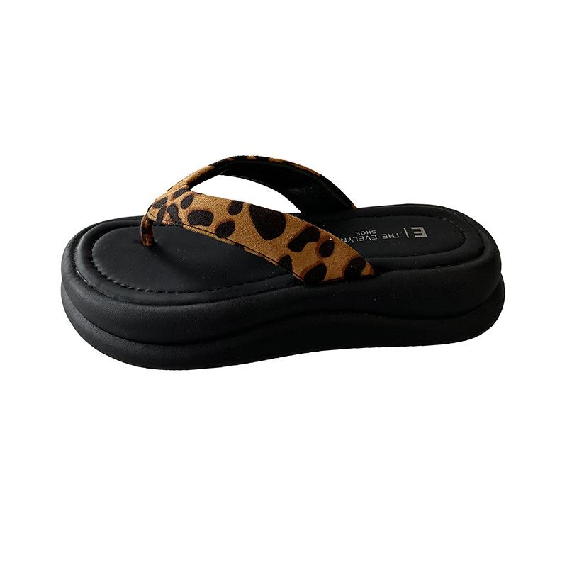 Black Non-slip Thick-soled Flip-flops for Women's Summer Wear 2025 New Versatile Beach Cool Slippers