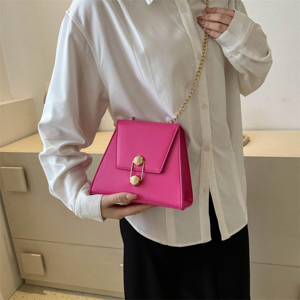 

Женская сумка-цепочка через плечо белый