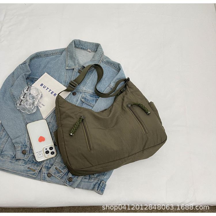 

Niche design messenger bag women s 2025 new casual lightweight canvas bag large capacity commuter shoulder women s bag зелений