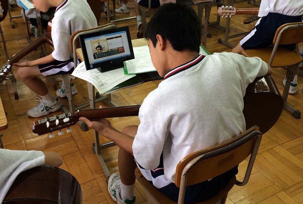 Yamaha Digital Music Teaching Materials Guitar Lessons with DVD-ROM