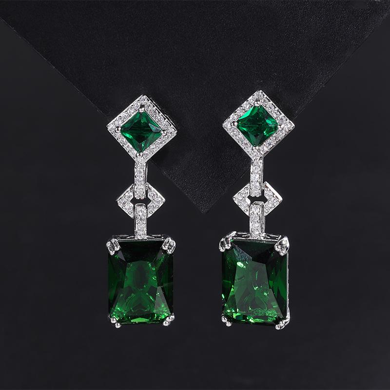 

Комплект аксессуаров Атмосферная тяжелая промышленность Моделирование Изумрудный кристалл Ожерелье Серьги Ретро Универсальный Легкий Роскошный Женский