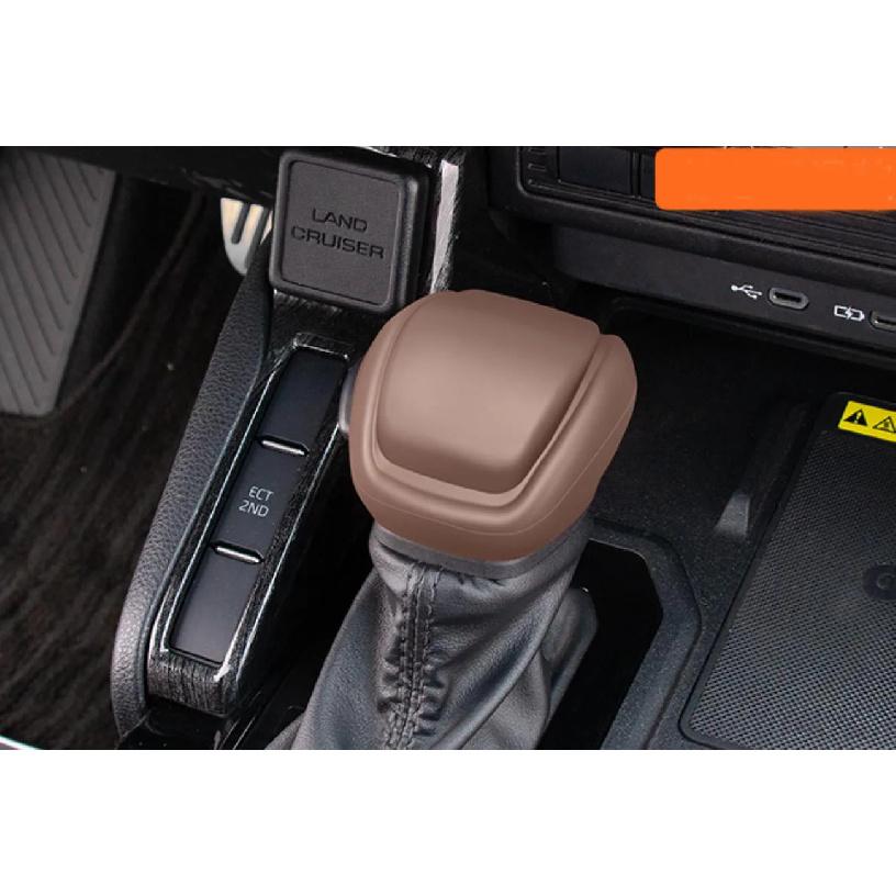

New Silicone Gear Shift Knob Cover For Toyota Land Cruiser LC300 2024 2025 Gear Shift Ball Protector коричневий