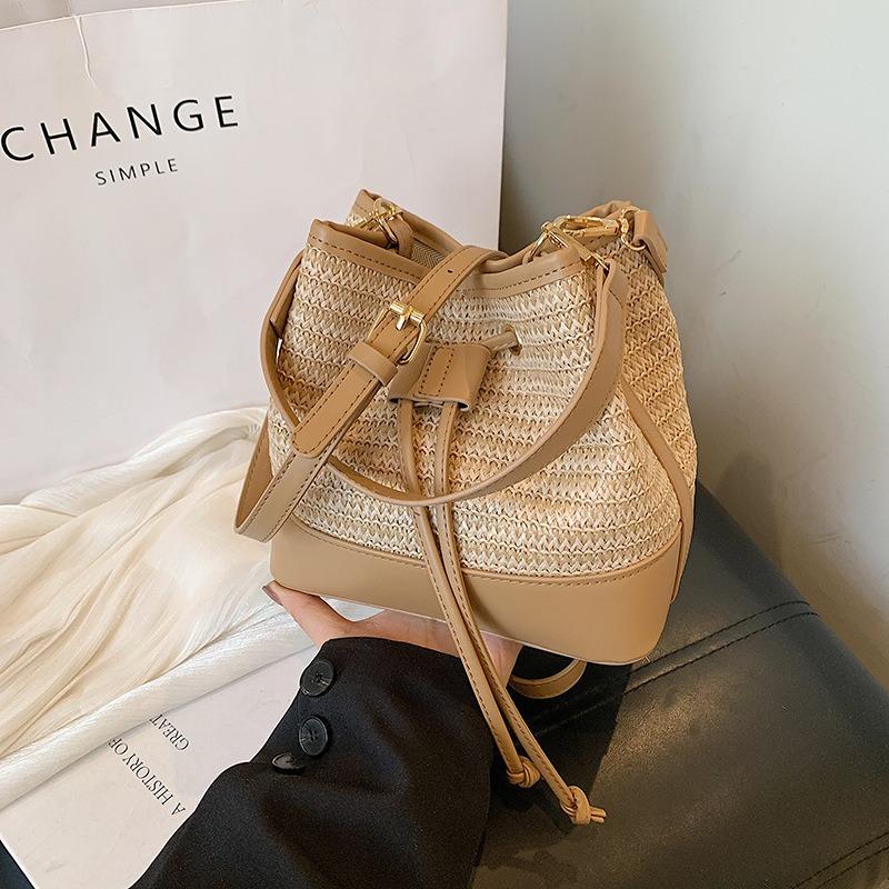 Új szalmafonott kontrasztos színű temperamentumos vödörtáska divatos stílus nagy kapacitású kézben hordható női táska