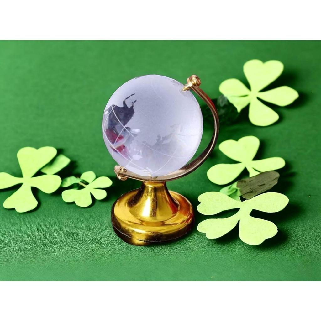 Feng Shui Kristallkugel Idol mit goldenem Ständer | Vastu Glas Miniatur Globus für positive Energie, Erfolg, Glück und Wohlstand