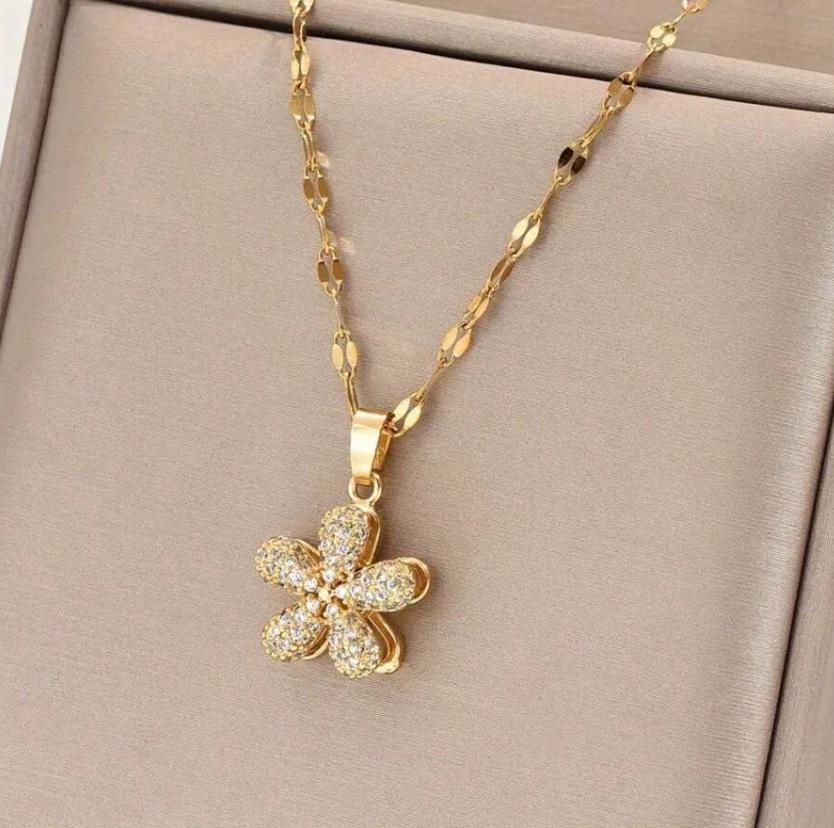 Four-Leaf Clover Rotating Pendant Necklace: Elegant, Trendy, and Luxurious Design for Women’s Fashion