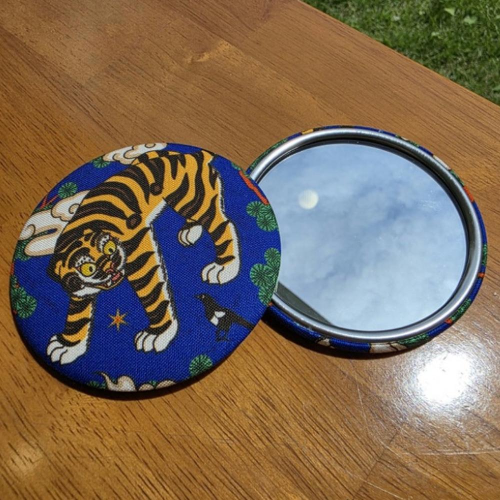 Handgemachter koreanischer Handspiegel mit Tiger "Derpy" und der Elster "Sussie"