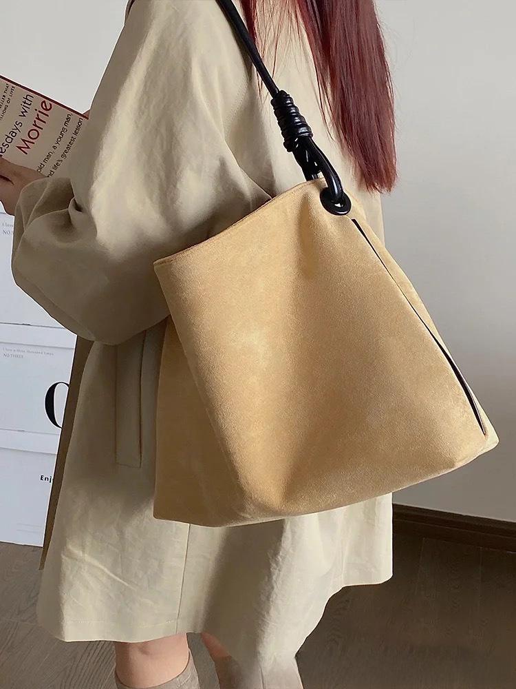 

Корейская ретро-сумка-ведро из плюша: Зимняя коллекция 2023 г., женская сумка большой вместимости на одно плечо и для ношения в руке светло-коричневого