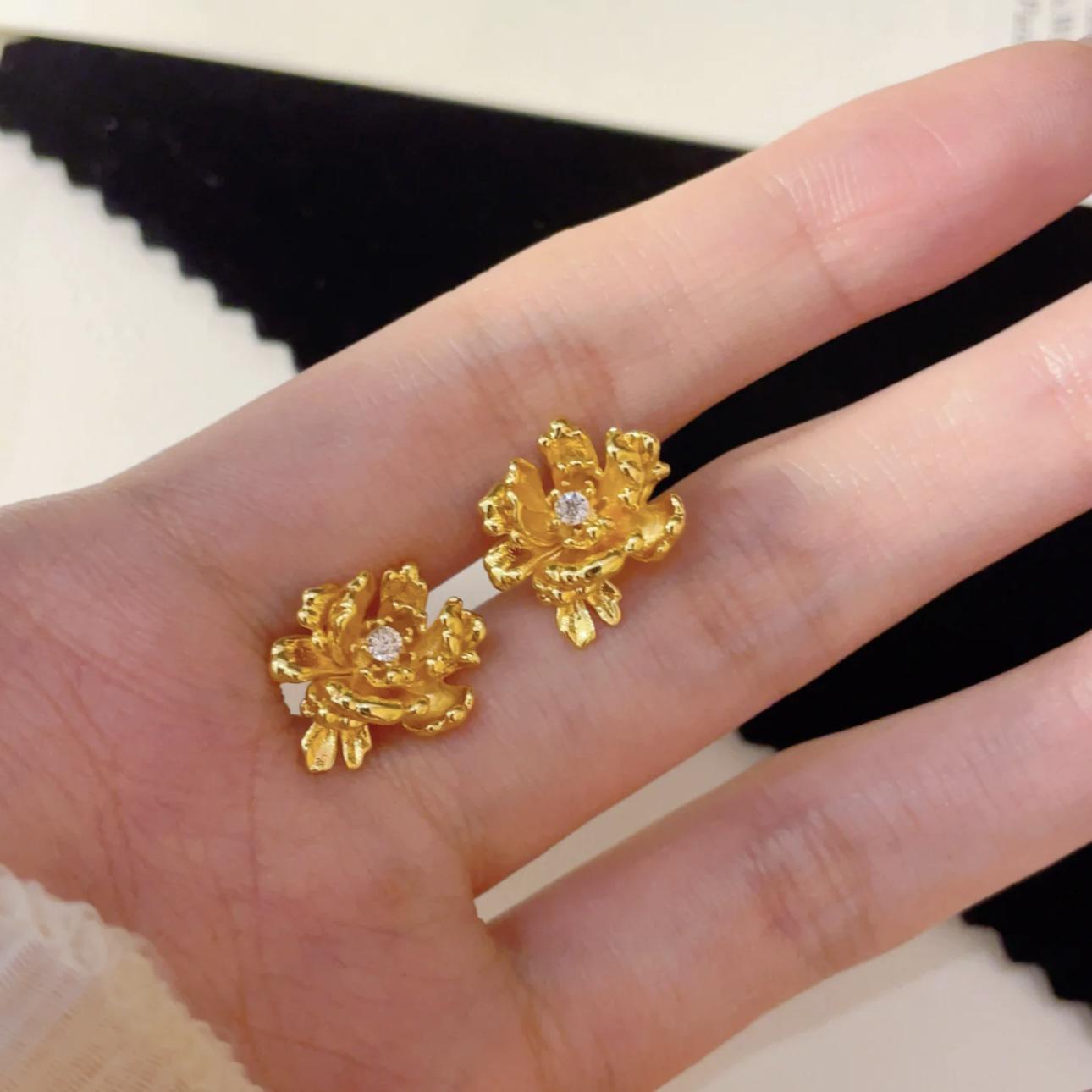 

Gold Brushed Peony Flower Earrings with Sand Point Design - Retro Court Style