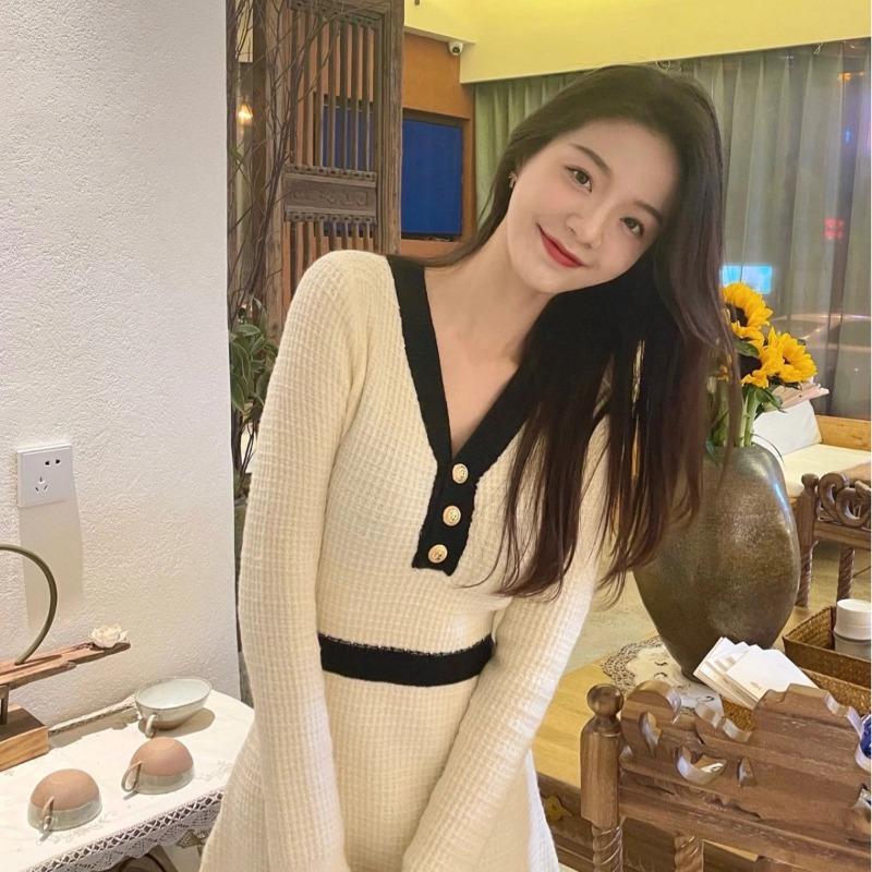 Off-white inner sweater skirt autumn new V-neck retro design long knitted dress