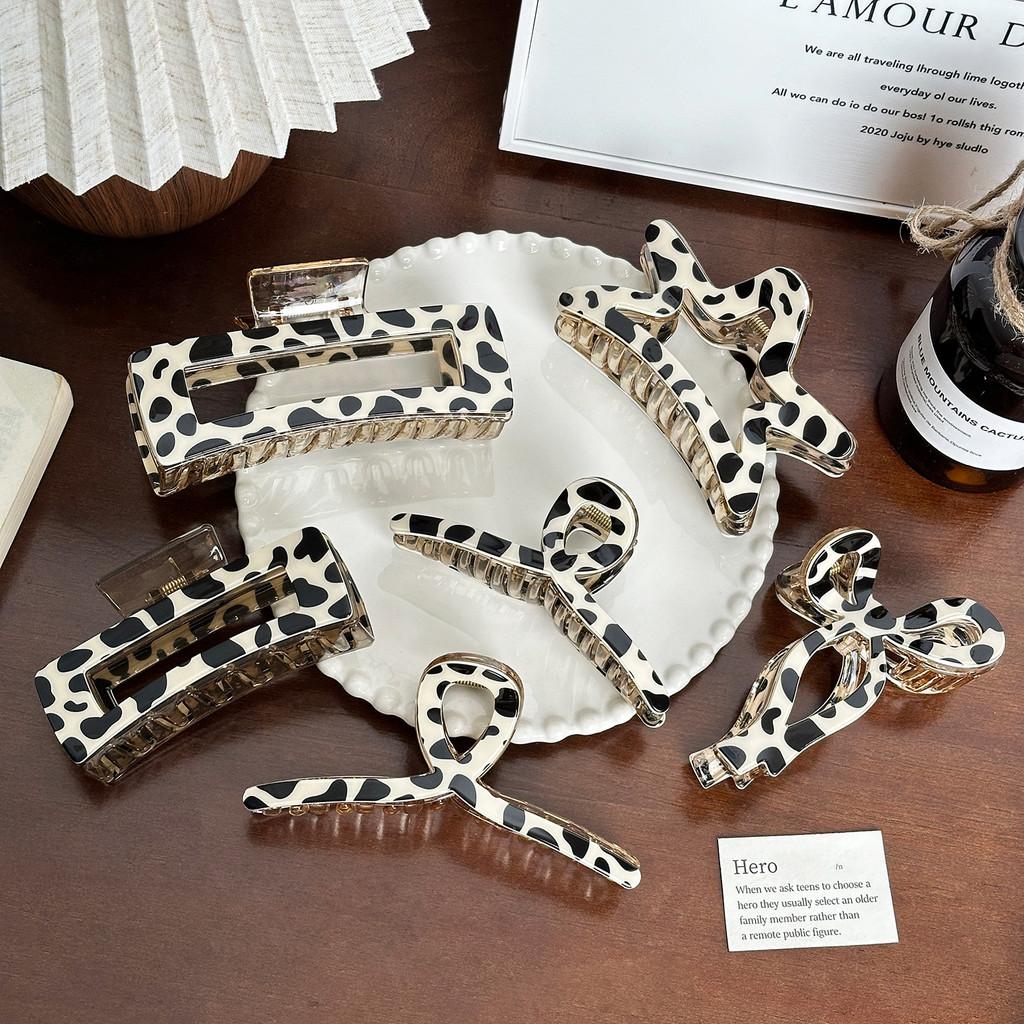 Large Retro Cow Print Hair Claw Clip Elegant Design Ideal For Trendy Hairstyles Womens