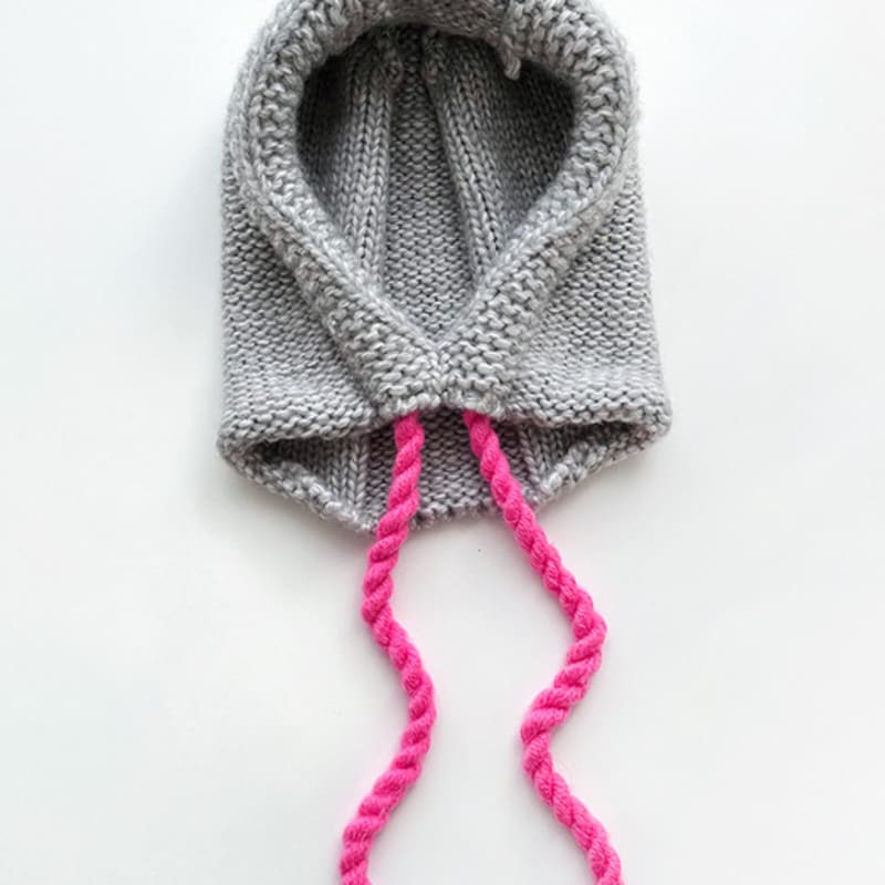 

ШАПКА-БИНИ ДВУХЦВЕТНАЯ ВЯЗАНАЯ КОСИЧКОЙ СЕРЫЙ GRAY