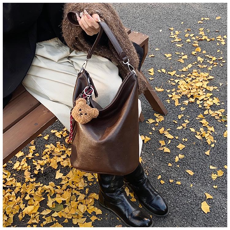 Korean Retro Niche 2025 Women's Underarm Bucket Bag – Simple, Trendy Shoulder Bag for Commuting