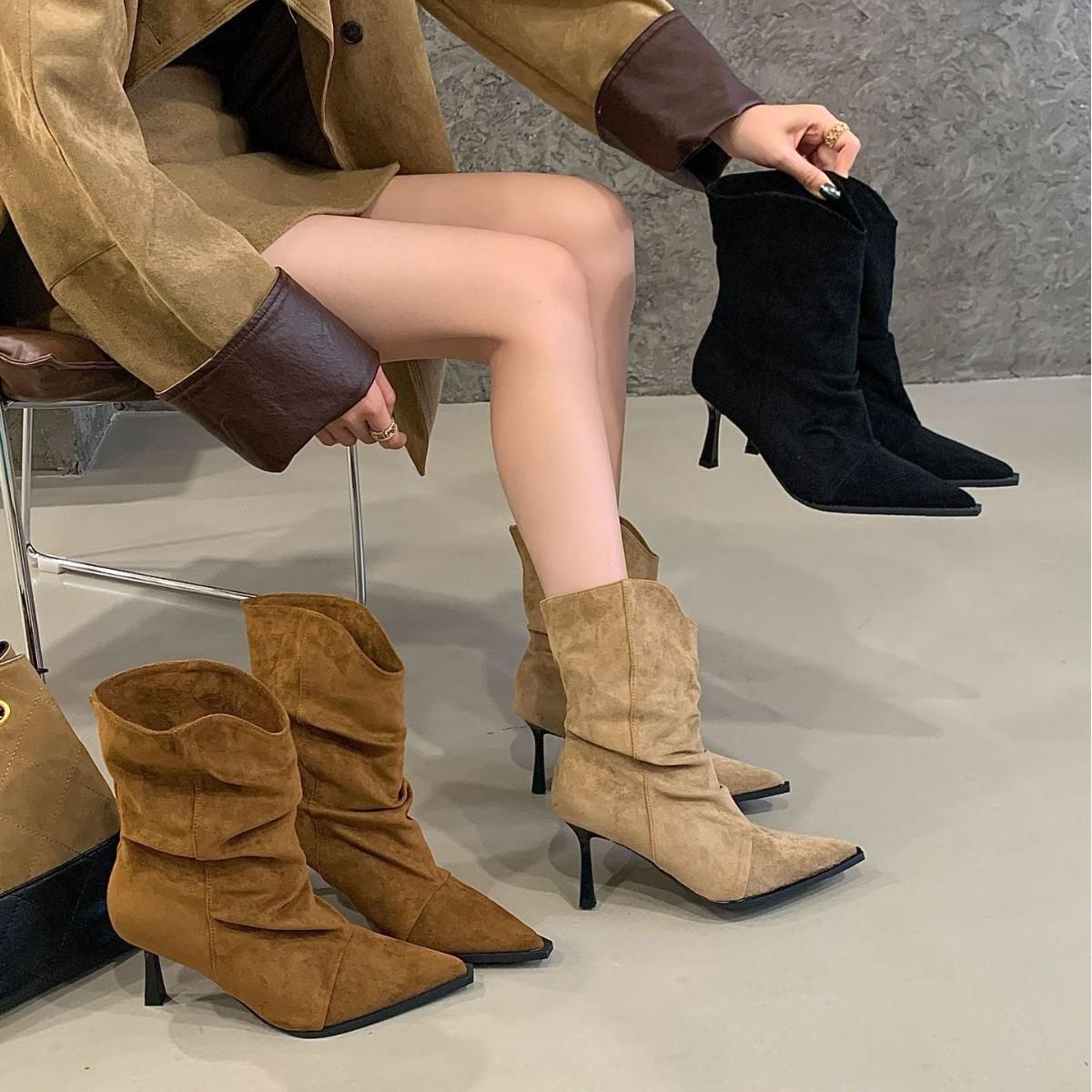 

In the autumn and winter of 2025, the new retro suede pointed Martin boots women s thin heel high heel piled boots are thin and wrinkled 39 чёрный