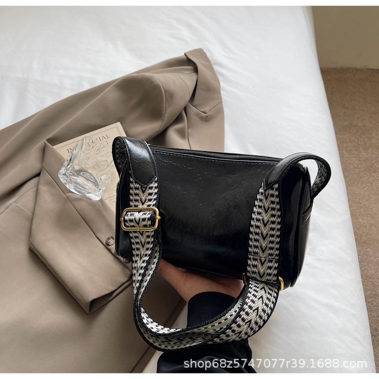 Retro Pillow Bag Women's 2025 New Fashion and Versatile Cylinder Crossbody Bag High-end Casual One-shoulder Armpit Women's Bag