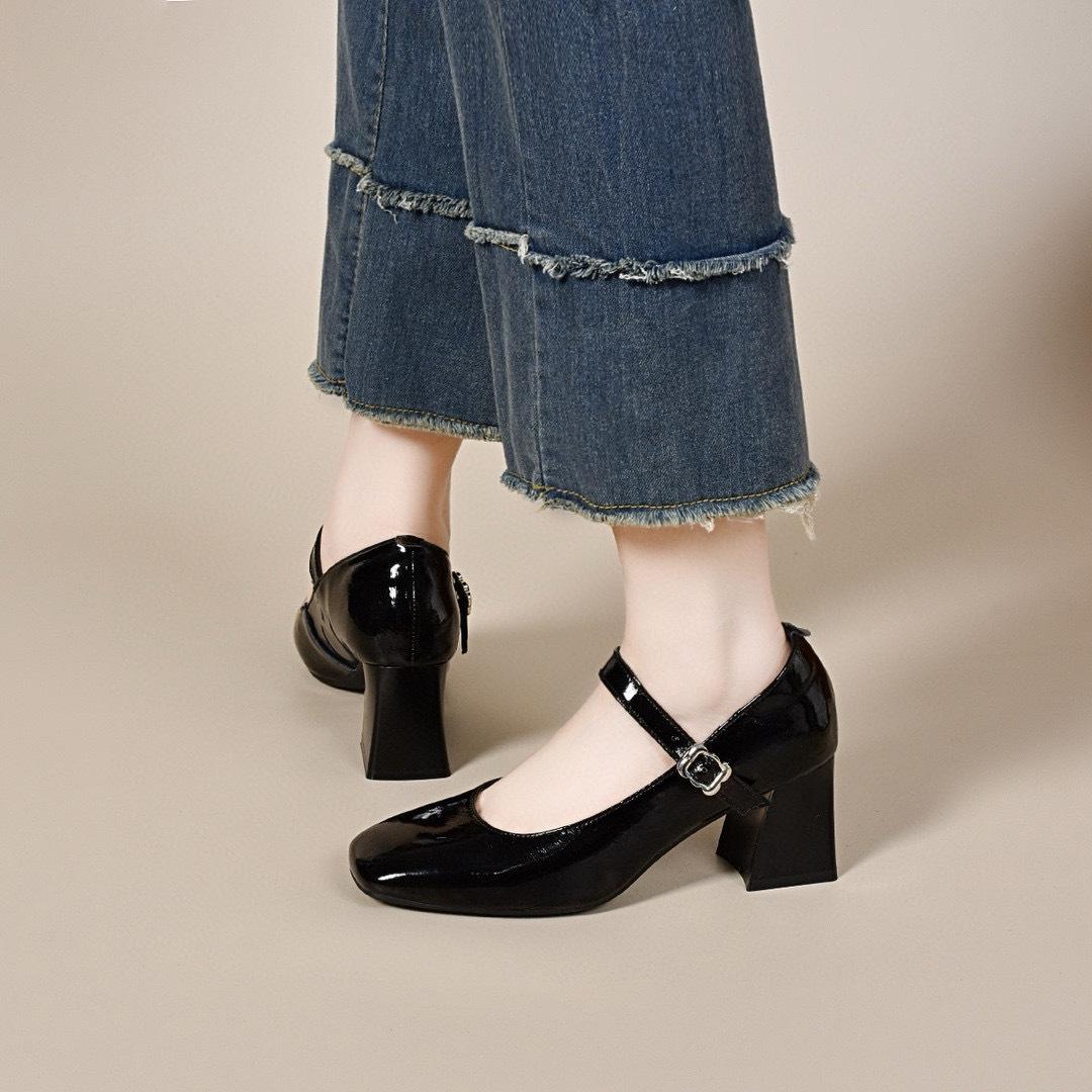 

Туфли на высоком каблуке с квадратной головкой, весна 2025, новые туфли Мэри Джейн с пряжкой из одного слова, простые, темпераментные, из коровьей лакированной кожи, одинарные туфли с неглубоким горлом 34 чёрный