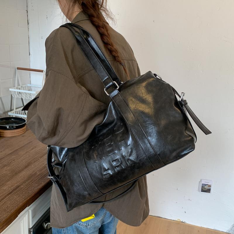 

Large capacity bag women s bag 2025 new autumn and winter fashion shoulder underarm bag Boston large bag messenger tote bag чёрный