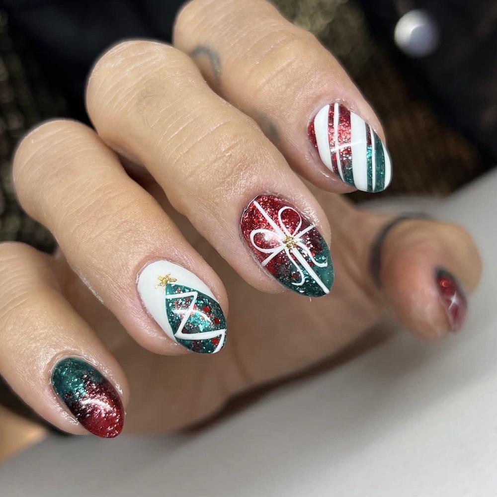 

Glitter Christmas Nail Set: 24-Piece Winter-Themed False Nails & Stickers for Women