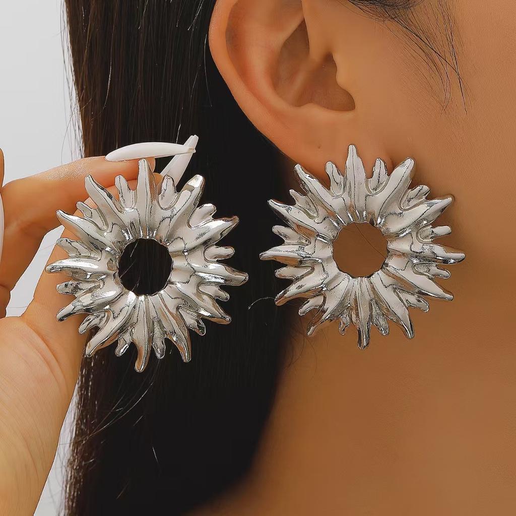 Exaggerated Fashionable Gold Color and Silver Color Pleated Hollowed-out Round Sunflower Stud Earrings for Women Korean Jewelry