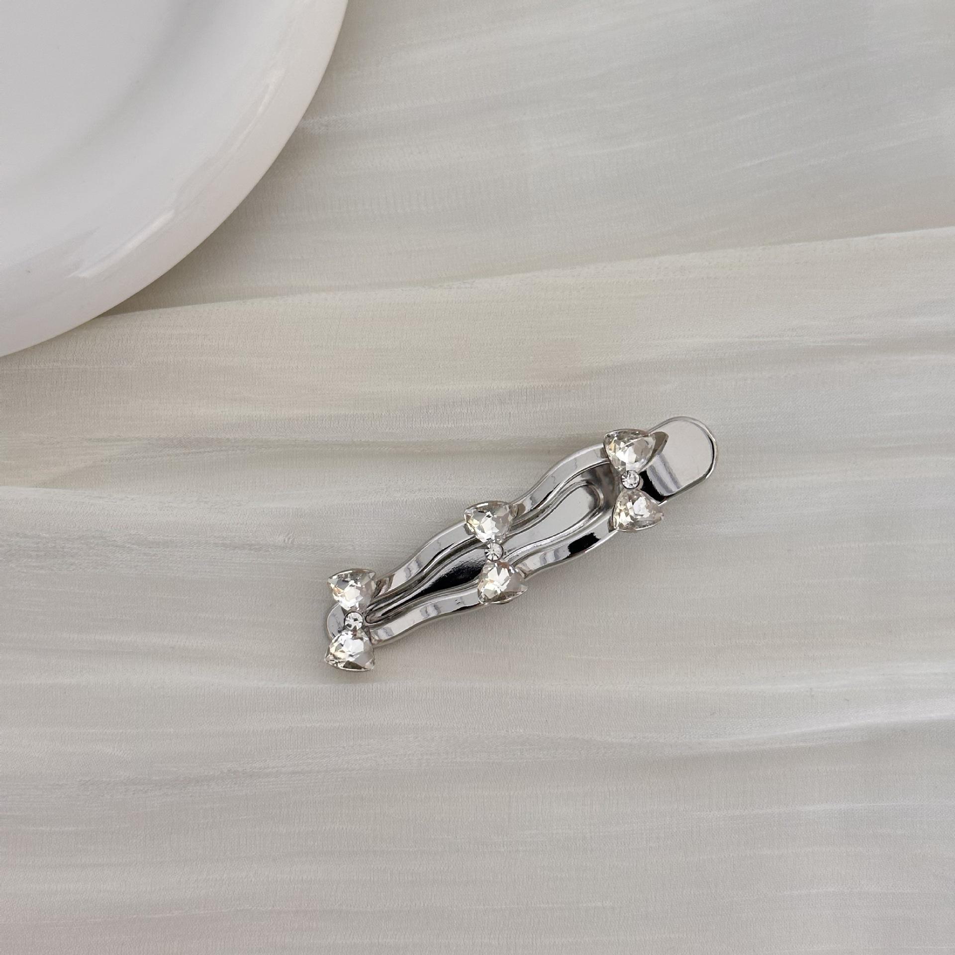 

Шикарная серебряная шпилька-бантик со стразами — модная заколка сбоку 2024 года для стильного, элегантного образа Rhinestone