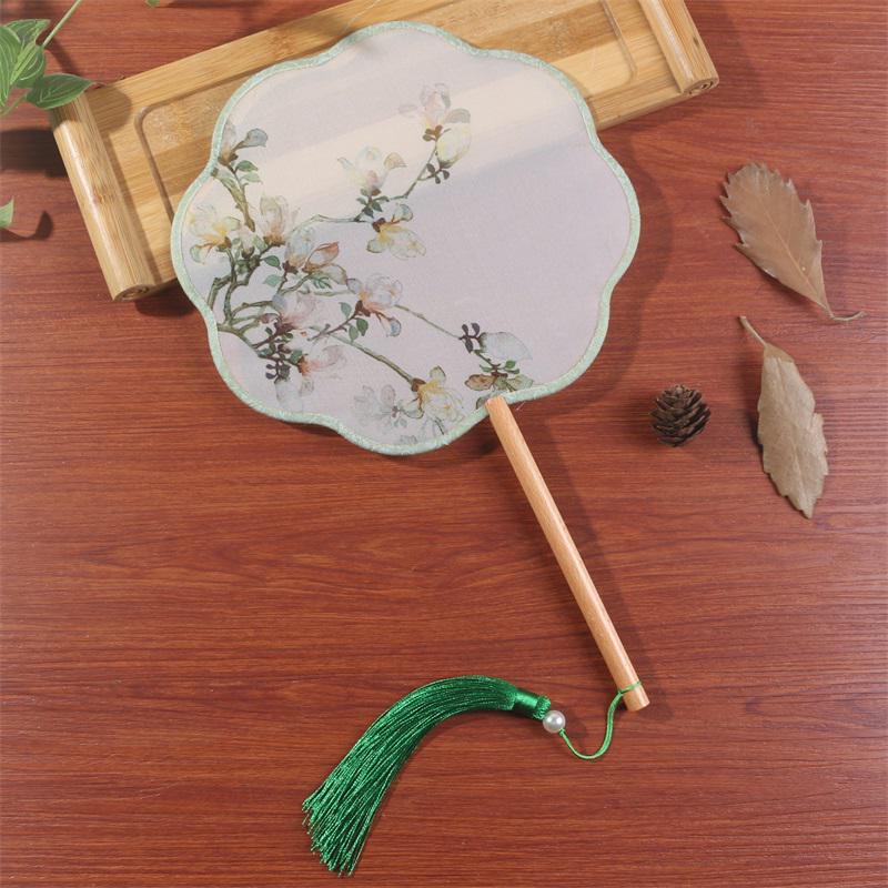 Vějíř s osmi lístky ve starobylém stylu: Poloprůhledný taneční vějíř s dlouhou rukojetí a střapci pro kostýmy Hanfu Cheongsam