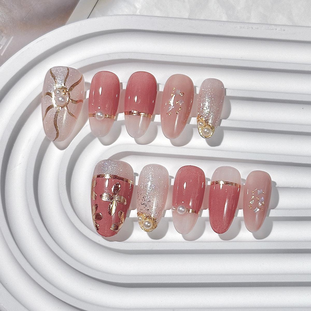 

Расписанные вручную накладные ногти средней длины: Элегантно разработан для высококлассного, шикарного вида