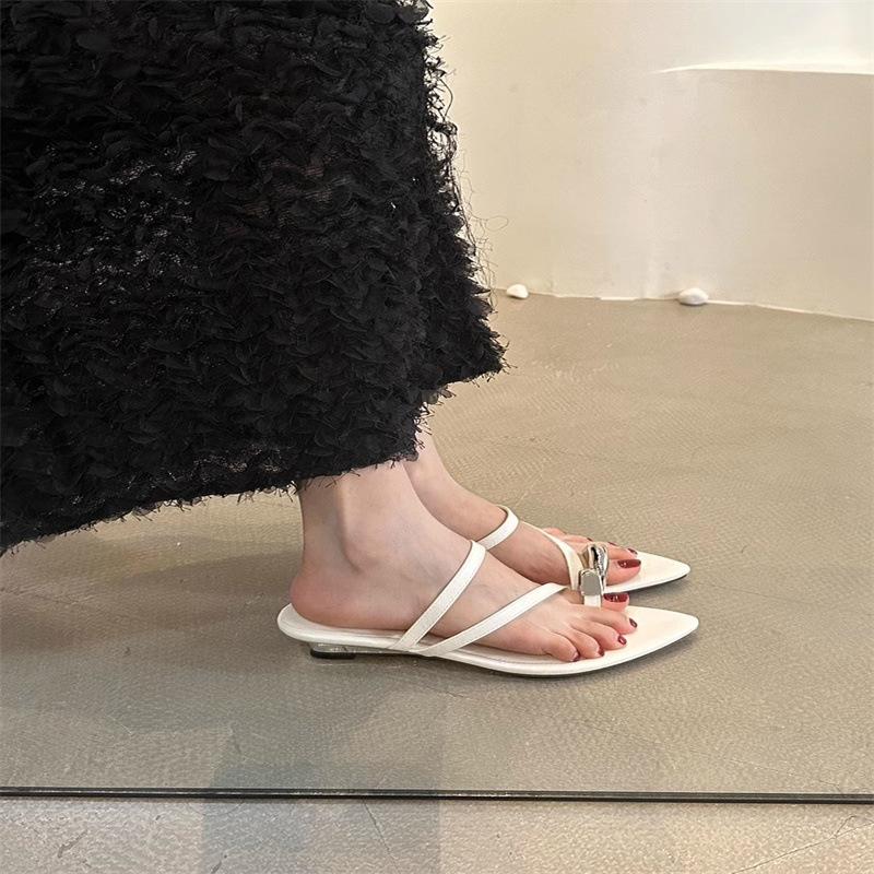 Pointed French wedge heel retro cool slippers women's summer wear 2025 new niche set toe strap Roman sandals