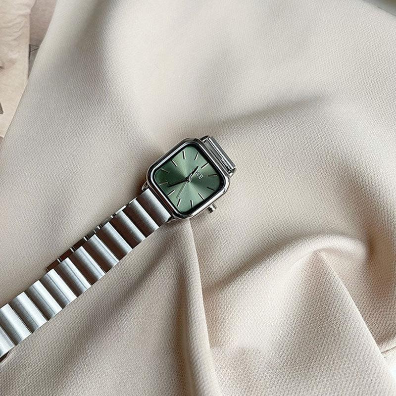 

Cold Wind French Niche Watch Female Wind Student Simple Temperament Mori Retro Square Small Dial зелений