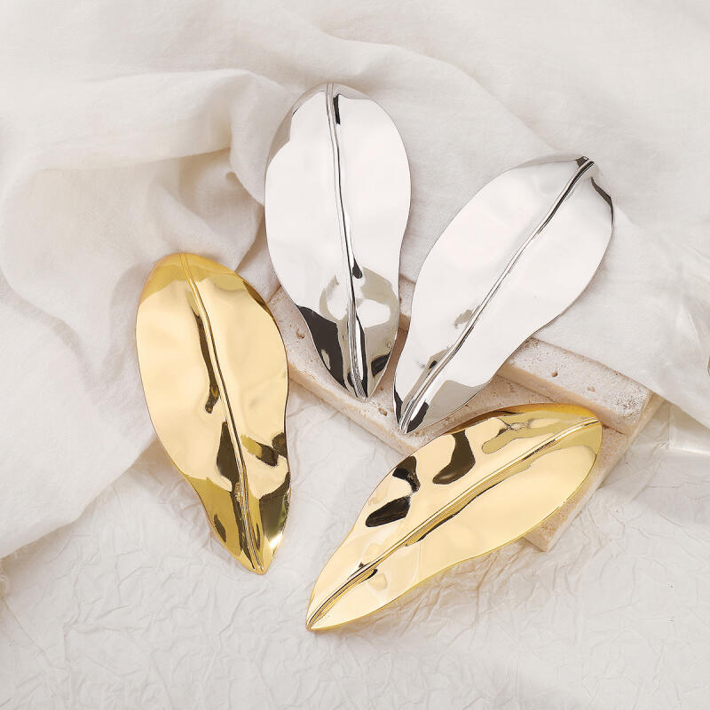 Exaggerated Glossy Metal Large Leaves Dangle Earrings for Women Ladies Temperament Stud Earrings Vacation Jewelry Accessories