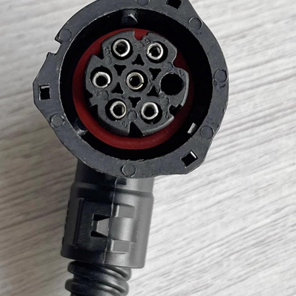 Universal 7-Pin Rear Tail Light Connector for Jiefang J6, Howo, Tianlong, Jin Ao Wei GTL, and Auman ETX Trucks