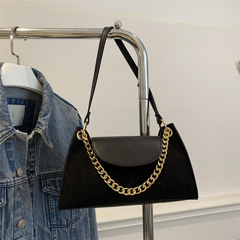 

High-end niche design chain underarm bag 2025 new fashion contrasting color light luxury shoulder messenger bag female foreign style чёрный