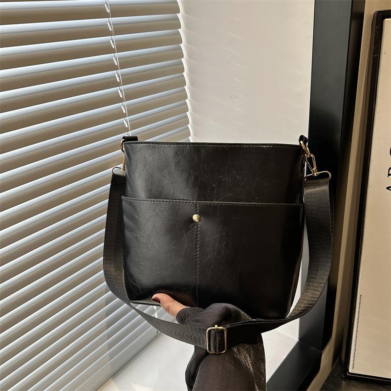 

2025 new shoulder bag retro texture solid color casual versatile underarm bag large capacity simple texture oblique span bag чёрный