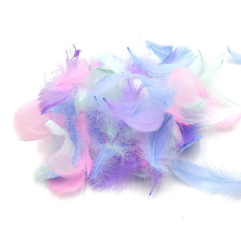 100 Stück 5-8 cm kleine flauschige Gänsefedern, farbig gefärbte Schwanenfedern für DIY Karnevalsparty-Dekoration, Bastelzubehör