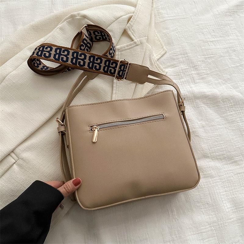 New Winter Fashion Trend Shoulder Bag Simple Solid Color Crossbody Bag Casual Work Large Capacity Commuting Bag