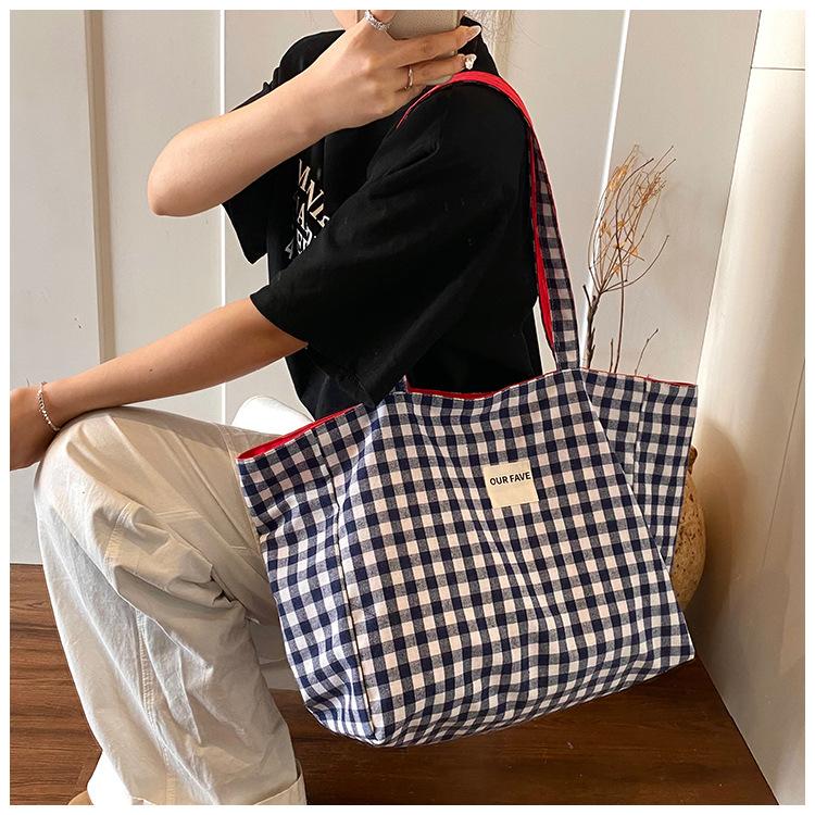 Frühling und Sommer Neue doppelseitige karierte Tragetasche mit großem Fassungsvermögen für Studenten, Pendler und Freizeit, Schultertasche