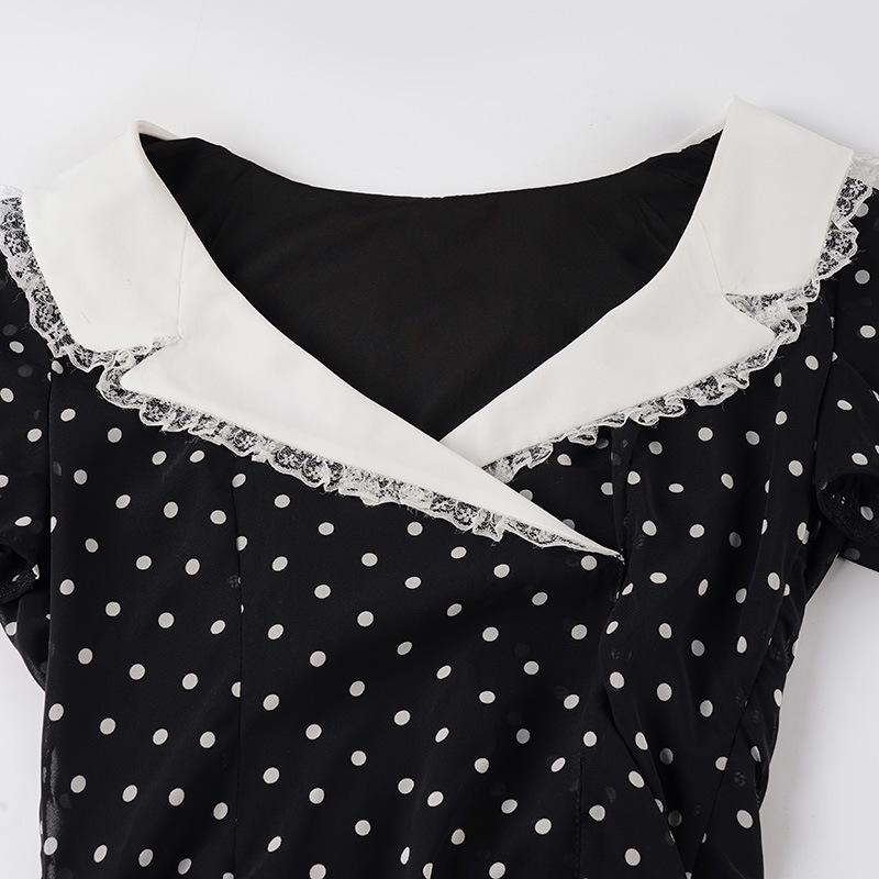 Šaty ve stylu Hepburn s puntíky, krajkou, výstřihem do V a áčkovou sukní: Úzká, elegantní krátká sukně