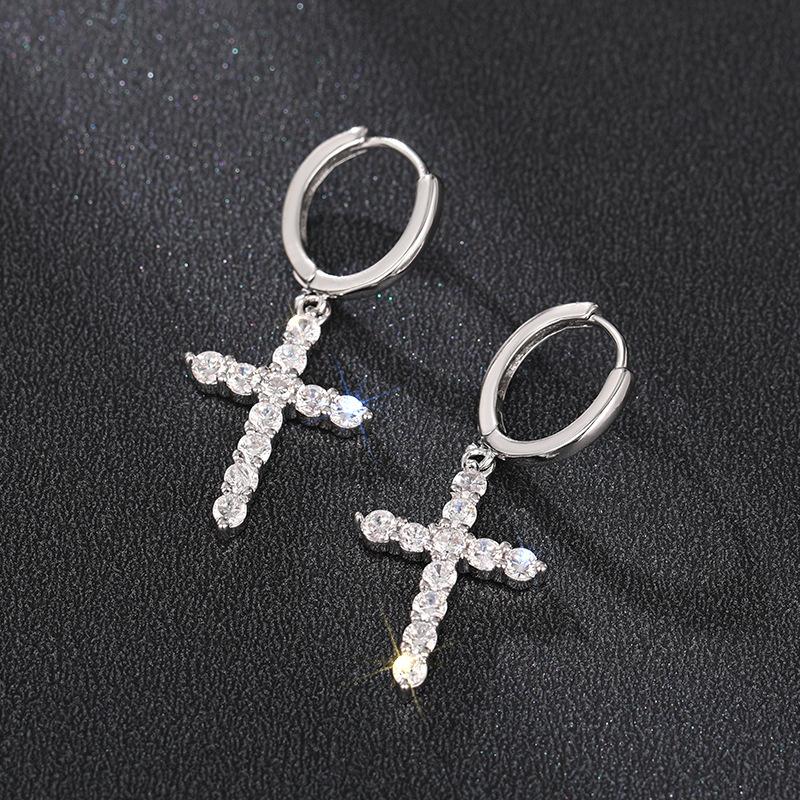 Versilberte CZ Kreuz Hänge Huggie Creolen, Funkelnde Kreuz Charm Creolen für Damen