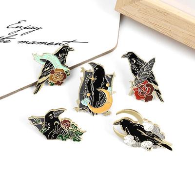 Broche de Aleación Serie Animales Creativos: Insignia de Esmalte con Forma de Cuervo Volando de Dibujos Animados.