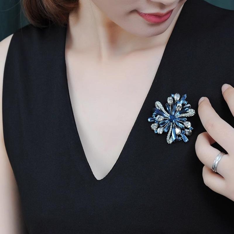 Retro Flower Brooch for Women, Luxurious and Elegant Crystal Brooch, A Niche and High-end Brooch