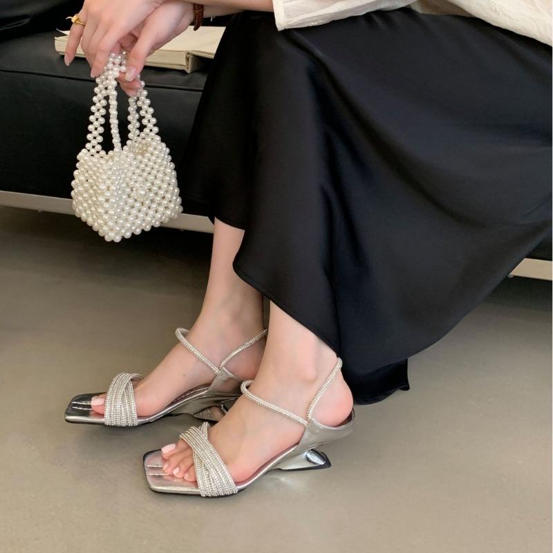 

Перекрестные слова с крутыми тапочками женские летние новые стразы женские туфли на высоком каблуке двойного назначения сандалии на танкетке женские 40 серебряный