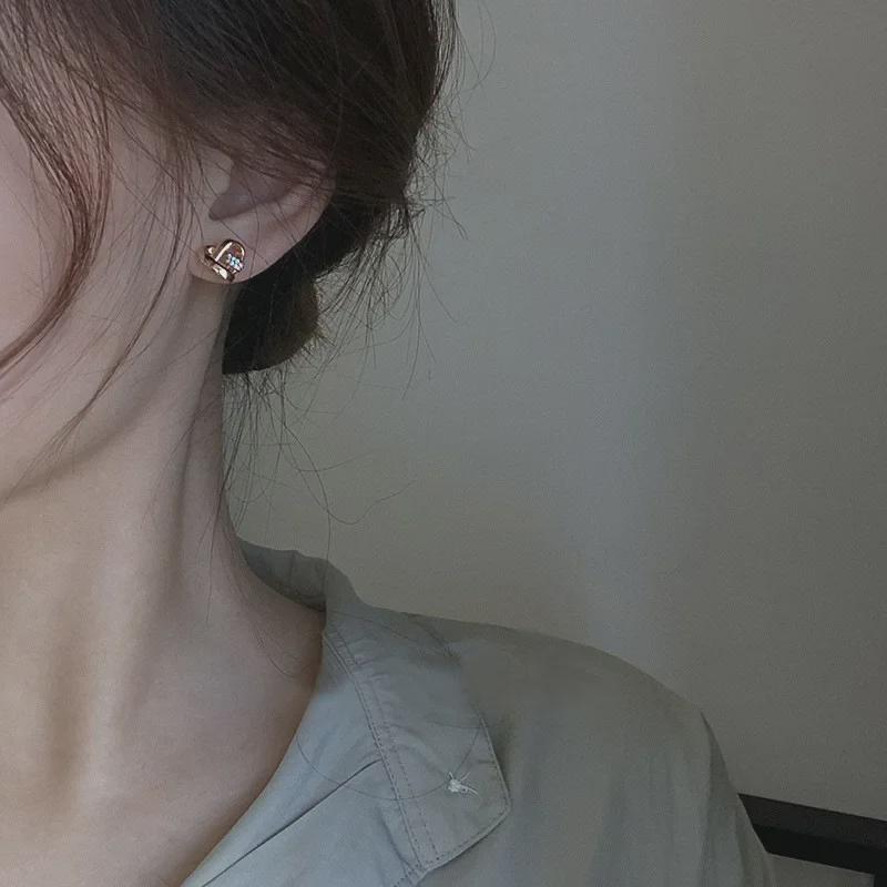 Wysokiej klasy kolczyki w kształcie serca ze srebra próby 925 dla kobiet - Modne klipsy na uszy niszowe na lato i jesień