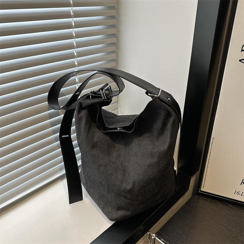 Light luxury exquisite chain, portable bucket bag, female niche design, foreign style, high value sense, pumping belt, shoulder messenger bag